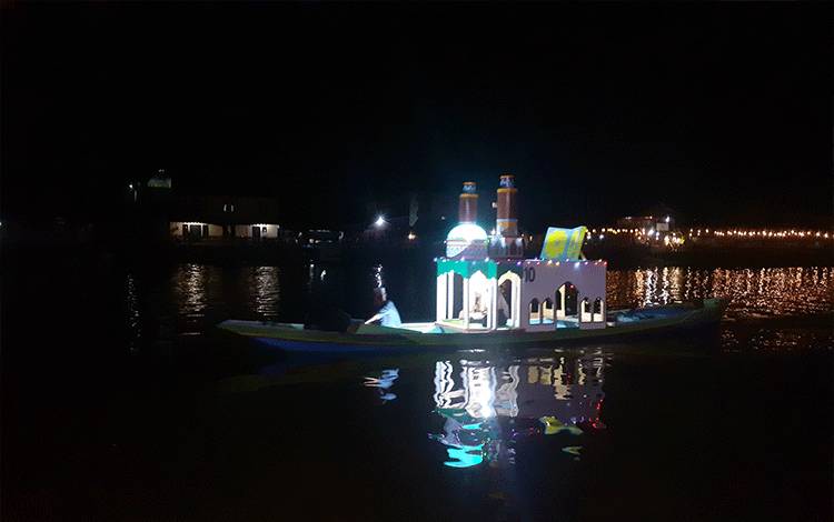 Lomba Getek Hias Jadi Penutup Festival Keriang Keriut Raja Seberang Pangkalan Bun