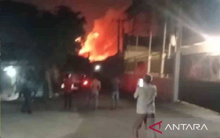 Tangkapan layar detik-detik terjadi ledakan dahsyat pada insiden kebakaran yang melanda Gudang Munisi Daerah (Gudmurah) Kodam Jaya TNI AD di Ciangsana, Kabupaten Bogor, Jawa Barat, Sabtu (30/3/2024) petang. ANTARA/HO