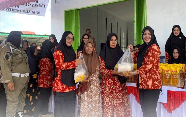Warga Kuala Pembuang antusias mendatangi kegiatan Pasar Murah Dharma Wanita Persatuan (DWP) Kabupaten Seruyan (foto : PROKOM SERUYAN)