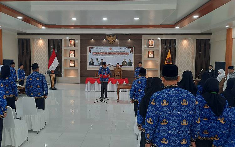 Pj Bupati Kobar Budi Santosa melantik kepala sekolah, pengawas dan penilik di lingkungan Pemkab Kobar, Senin, 1 April 2024. (Foto : DANANG)