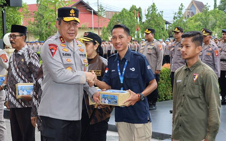 Kapolda Kalteng Bagikan 4.173 Bingkisan Lebaran