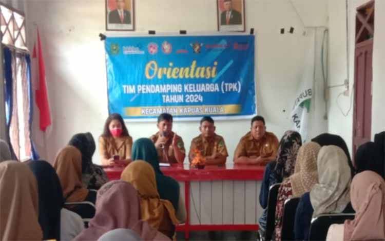 Camat Kapuas Kuala Buka Orientasi Tim Pendamping Keluarga