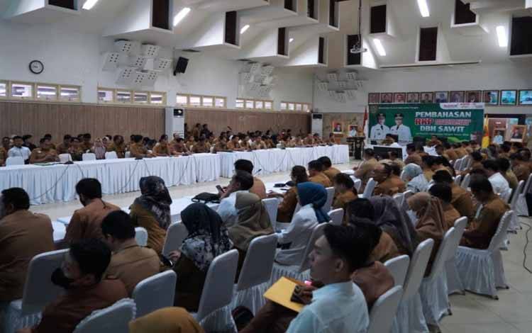 Pembahasan Rancangan Kegiatan dan Penganggaran DBH Sawit Se-Provinsi Kalimantan Tengah. (FOTO: RIDUAN)