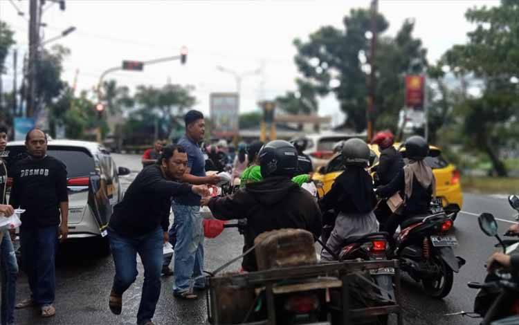 Ramadan 1445 H, Macan Kapuas Bagikan Ratusan Takjil Jelang Waktu Buka Puasa