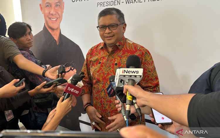 Sekjen PDI Perjuangan Hasto Kristiyanto saat memberikan keterangan di kawasan Menteng, Jakarta, Senin (1/4/2024). (ANTARA/Rio Feisal)
