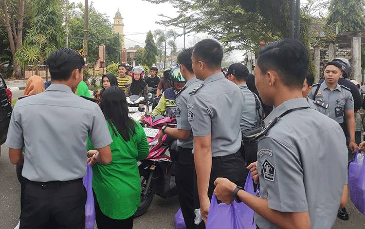 Rutan Tamiang Layang Bagikan Ratusan Takjil ke Pengguna Jalan