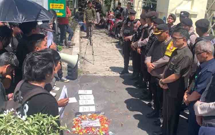 Massa Aksi Koalisi Keadilan Bagi Masyarakat Desa Bangkal Awasi Sidang di PN Palangka Raya