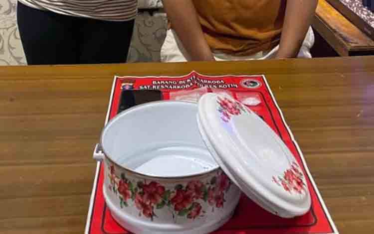 KY dan R saat diamankan oleh petugas kepolisian bersama barang buktinya. (FOTO: IST)