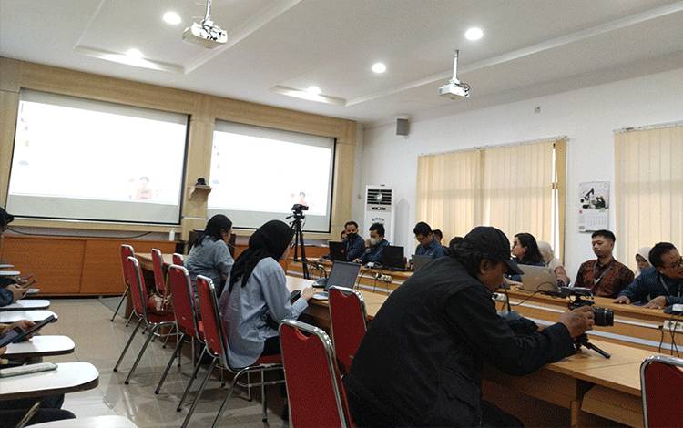 Penyampaian berita resmi statistik bulan Maret 2024 yang dipimpin Kepala BPS Kalteng, Eko Marsoro pada Senin, 1 April 2024.(FOTO: TESTI PRISCILLA)