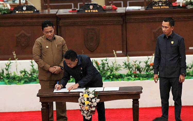 DPRD dan Pemprov Kalteng Setujui 3 Raperda Menjadi Perda