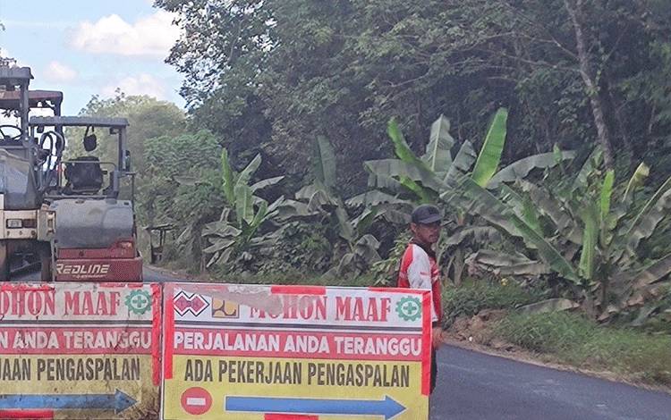 Penguatan jalan di Kalteng. Asisten Bidang Perekonomian dan Pembangunan (Ekbang) Sri Widanarni menyampaikan potensi Dana Bagi Hasil (DBH) Sawit dalam memperkuat infrastruktur. (FOTO: HERMAWAN)