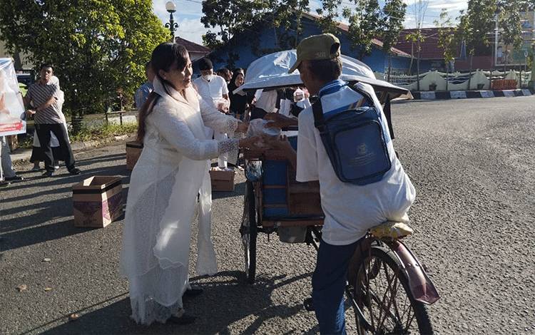 Dinkes Kapuas Bagikan Takjil Kepada Warga Melintas di Depan Kantor