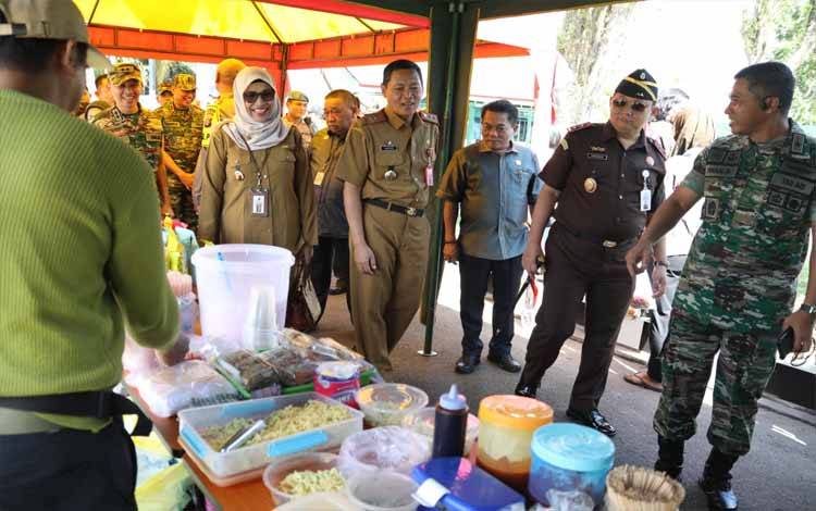 Sahli Gubernur Kalteng Bidang Ekonomi, Keuangan dan Pembangunan Yuas Elko berkeliling mengunjungi stand UMKM. (FOTO: FERY)