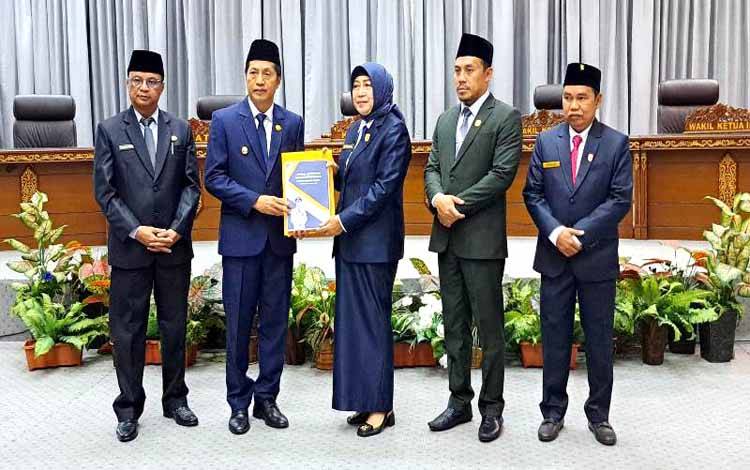 Pj Bupati Barito Utara Sampaikan LKPj 2023 kepada DPRD