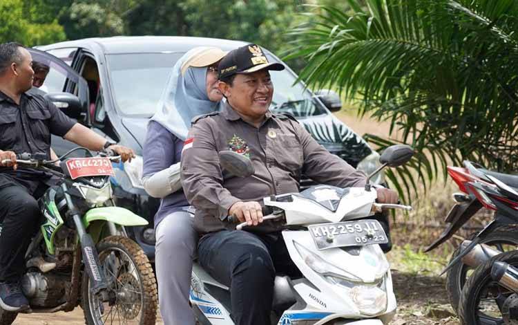Wagub Kalteng Bonceng Istri ke Hamparan Food Estate di Desa Belanti