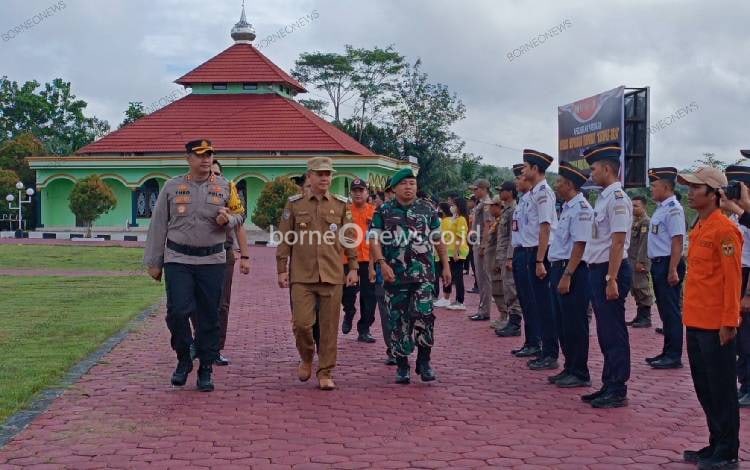 Kapolres Gunung Mas AKBP Theodorus Priyo Santosa (kiri) bersama Bupati Jaya S Monong (tengah) dan Pabung?Kodim 1016/Plk di Kabupaten Gunung Mas, Mayor Inf. Mahsun Abadi (kanan) di apel gelar pasukan operasi ketupat tahun 2024, Rabu, 3 April 2024. (FOTO: RISKA YULYANA)