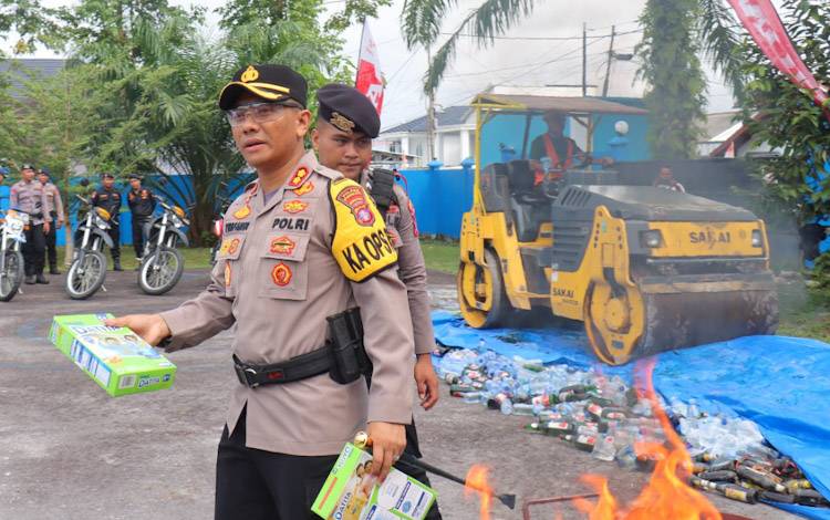 Pemusnahan Barbuk oleh Polres Kobar: Botol Miras Dilindas dan Knalpot Brong Dipotong