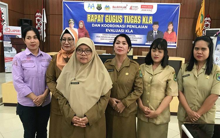 Kepala Dinas P3APPKB Kapuas, dr Tri Setyautami bersama jajarannya. (FOTO: DODI)