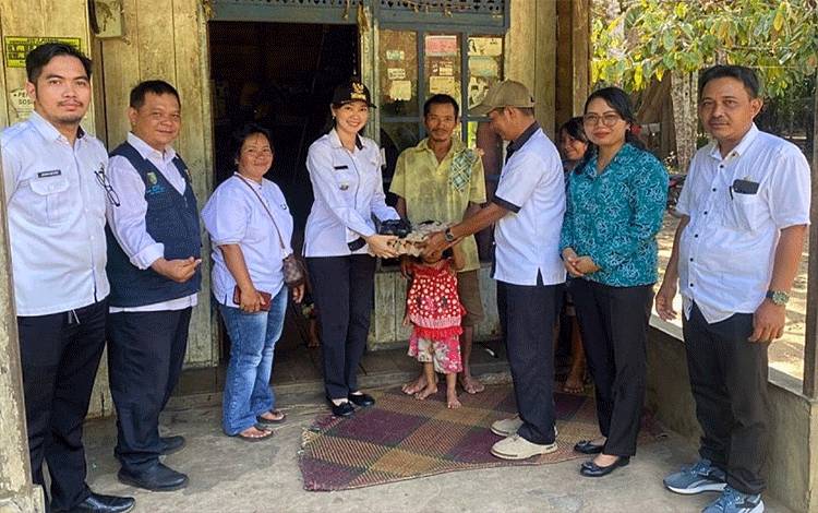 Camat Karusen Janang Salurkan Telur dari ASN untuk Balita Beresiko Stunting