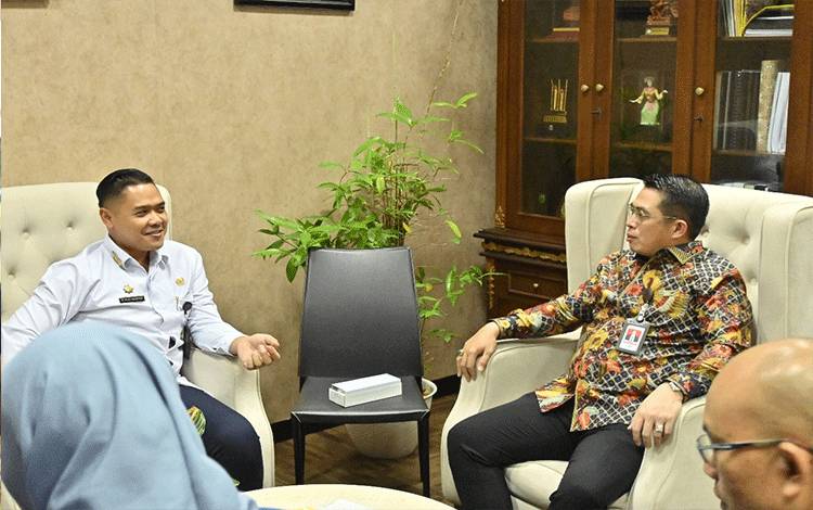 Pertemuan?Plt. Kepala Dinas Pendidikan Kalteng,?Muhammad Reza Prabowo?dan?Dirut Bank Kalteng, Marzuki, Rabu, 3 April 2024. (FOTO: DISDIK KALTENG)