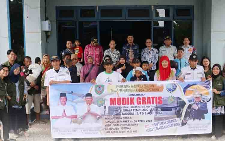 Pj Bupati Seruyan Djainuddin Noor foto bersama peserta mudik gratis ( FOTO: PROKOM SERUYAN)