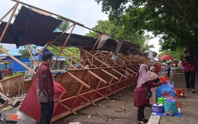 Diterjang Angin Kencang, Lapak Pedagang di Pasar Ramadan Kapuas Roboh