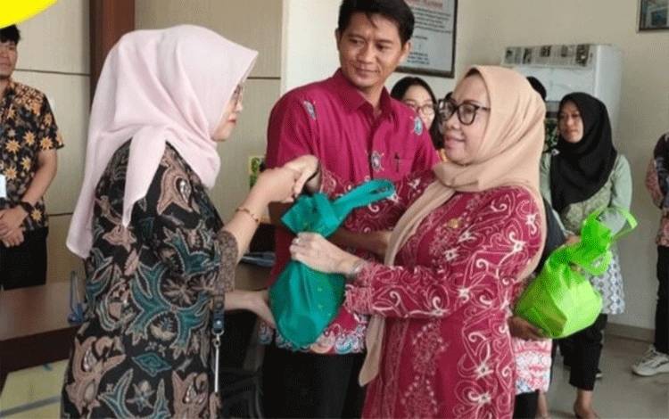 BKPSDM Bagikan 24 Paket Sembako Kepada PPPK, PTT dan Magang