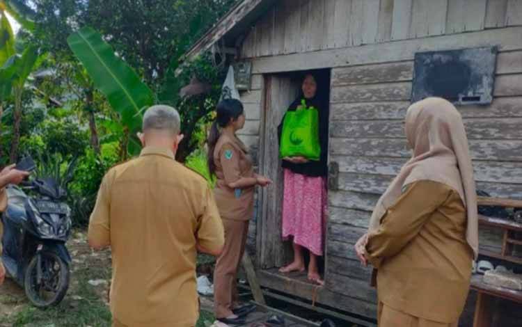 Dinkes Kapuas Bagikan Bingkisan Sekaligus Cek Kesehatan