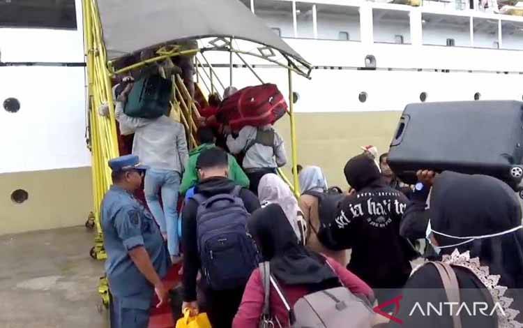Suasana embarkasi penumpang di Pelabuhan Sampit, (3/4/2024). (ANTARA/Devita Maulina)