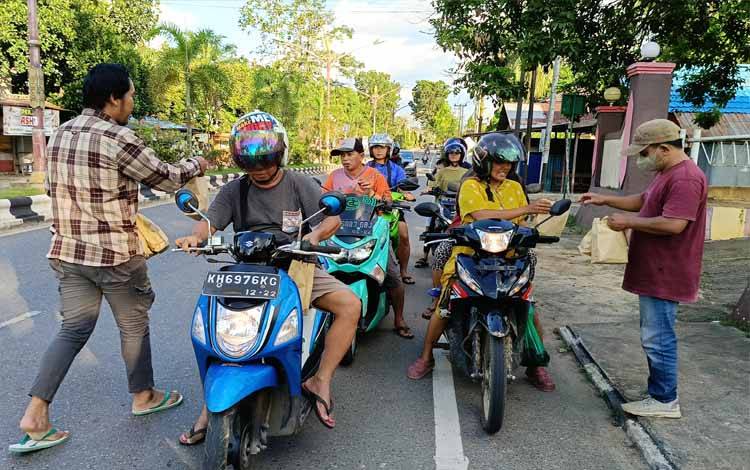PWI Barito Timur Berbagi Berkah Ramadan dengan Ratusan Paket Takjil