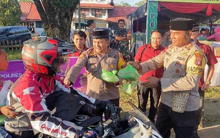 Polres Barito Timur Bagi-bagi Takjil di Pos Pengamanan Lebaran