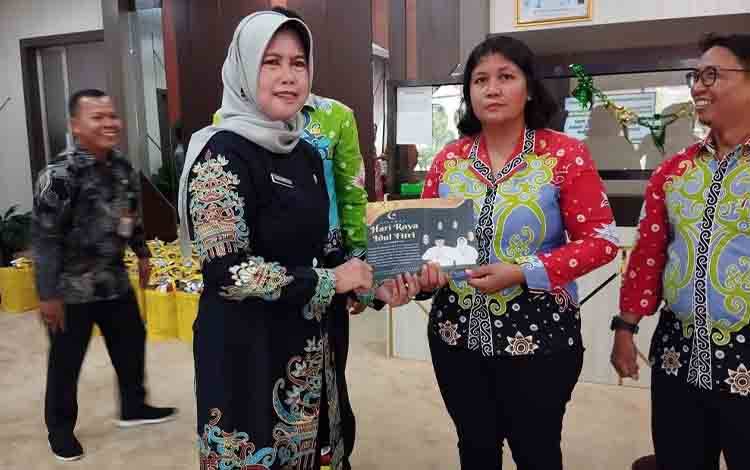 Kepala BKD Kalteng, Lisda Arriyana memberikan tali asih kepada pegawai. (FOTO: IST)