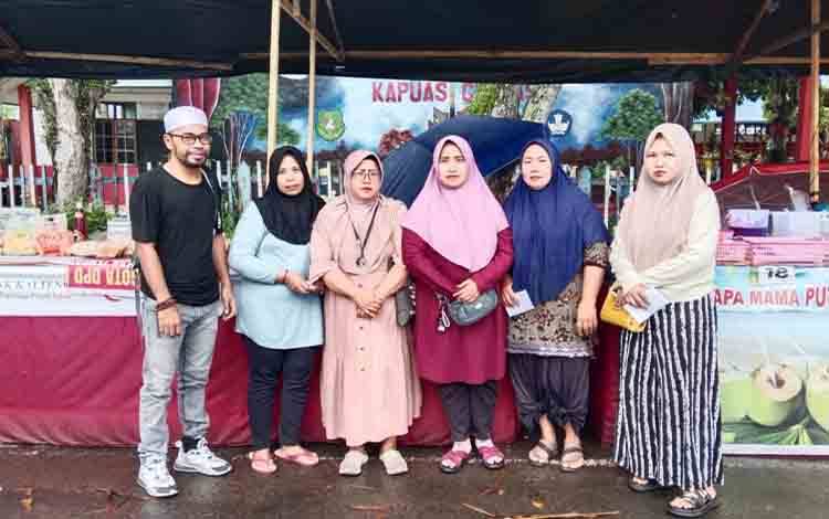 Pj Bupati Kapuas Berikan Bantuan Modal kepada Pedagang Pasar Ramadan Lapaknya Roboh