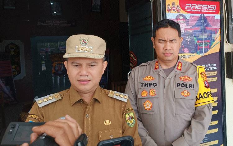 Bupati Gunung Mas Jaya S Monong bersama Kapolres Gunung Mas AKBP Theodorus Priyo Santosa saat diwawancarai wartawan. (FOTO: RISKA YULYANA)