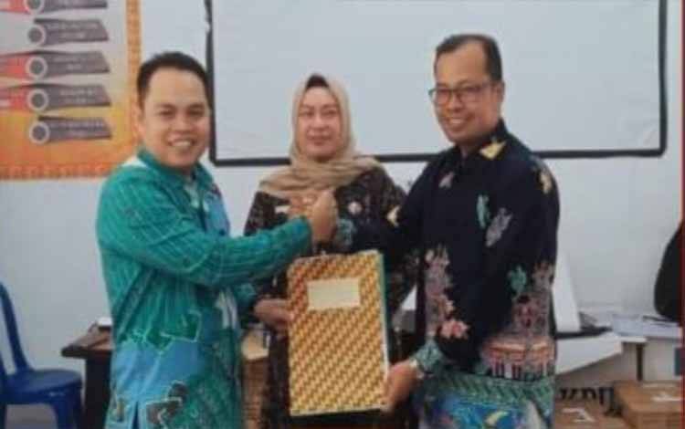 Sertijab Ketua KPU Kapuas dari M Fery Irawan (kanan) kepada Deden Firmansyah (kiri) pada Jumat, 5 April 2024. (FOTO: IST)
