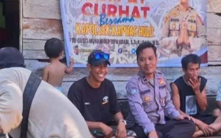 Personel Polsek Kapuas Hulu Sambangi Warga Sei Hanyo Jalankan Program Jumat Cuthat