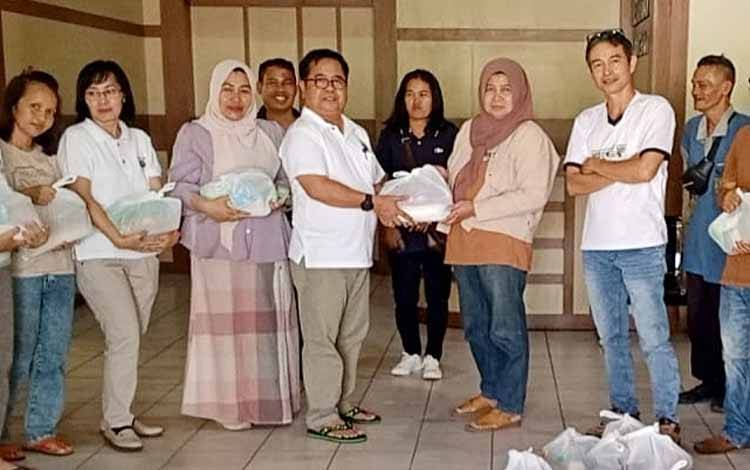 Kepala Dinas Pertanian Barito Timur Berikan Bingkisan Lebaran ke Pegawai