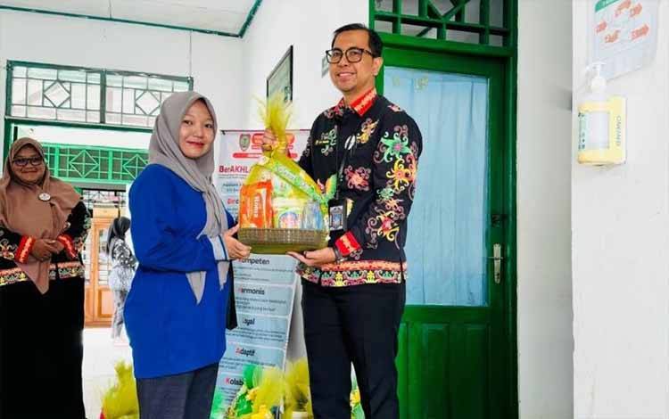 Komite Medik RSUD Hanau Bagikan Bingkisan Lebaran untuk Staf Non ASN