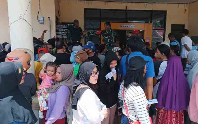Warga Langkai mengantri untuk mendapatkan beras murah (FOTO: PATHUR)