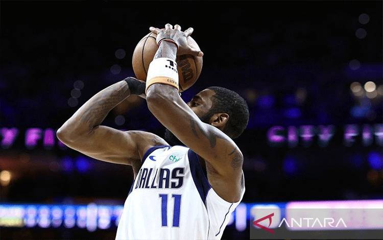 Point guad Dallas Mavericks Kyrie Irving ketika berlaga menghadapi Philadelphia 76ers di Wells Fargo Center, Philadelphia, Pennsylvania, Amerika Serikat, Senin (5/2/2024). ANTARA/Getty Images via AFP/Tim Nwachukwu/am.