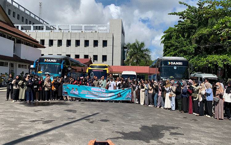 Mahasiswa peserta mudik gratis saat foto bersama di halaman Disdik Kalteng, Sabtu, 6 April 2024. (FOTO: IST)