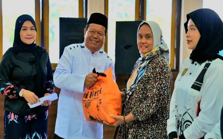 Sekreatriat DPRD Kalteng Berikan Tali Asih untuk Pegawai Non ASN