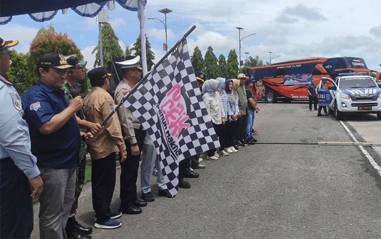 Wakil Gubernur Kalimantan Tengah (Kalteng), Edy Pratowo melepas keberangkatan armada di Terminal WA Gara, Minggu, 7 April 2024. (FOTO: HERMAWAN)