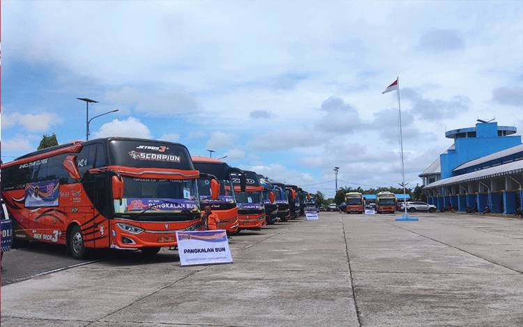 Armada mudik gratis Kementerian Perhubungan, Pemerintah Provinsi (Pemprov) Kalimantan Tengah (Kalteng), dan Perusahaan Otobus Kalteng di Terminal WA Gara, Minggu, 7 April 2024. (FOTO: HERMAWAN)