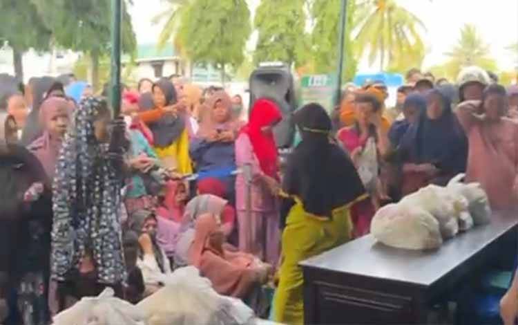 Warga Antusias Sambangi Bazar Murah Ramadan Kodim Kuala Kapuas
