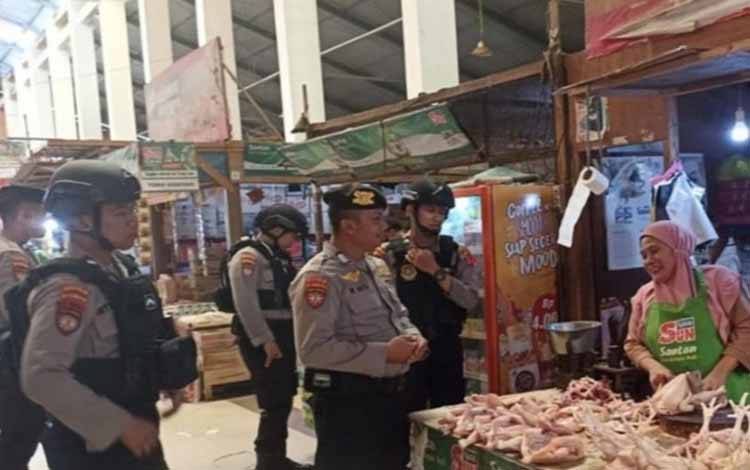 Anggota Polda Kalteng Patroli di Pusat Perbelanjaan untuk Jamin Keamanan Masyarakat