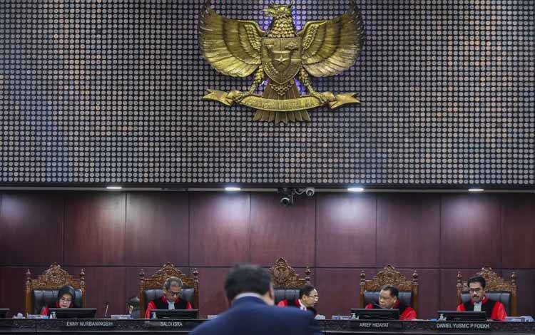 Ketua Mahkamah Konsitusi Suhartoyo (tengah) didampingi Hakim Konstitusi Enny Nurbaningsih (kiri), Saldi Isra (kedua kiri), Arief Hidayat (kedua kanan), Daniel Yusmic Foekh (kanan), mendengarkan keterangan Menko Perekonomian Airlangga Hartarto saat sidang lanjutan sengketa hasil Pilpres 2024 di Mahkamah Konstitusi, Jakarta, Jumat (5/4/2024). MK memanggil Menko PMK, Menko Perekonomian, Menkeu dan Mensos untuk melakukan pendalaman lebih jauh oleh hakim konstitusi dalam sidang PHPU Pilpres 2024. ANT