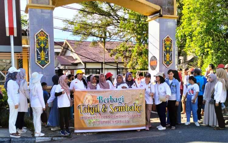 Suasana saat DWP Kapuas dan DWP Setwan berbagi takjil dan sembako kepada masyarakat, Minggu sore, 7 April 2024. (FOTO: IST)