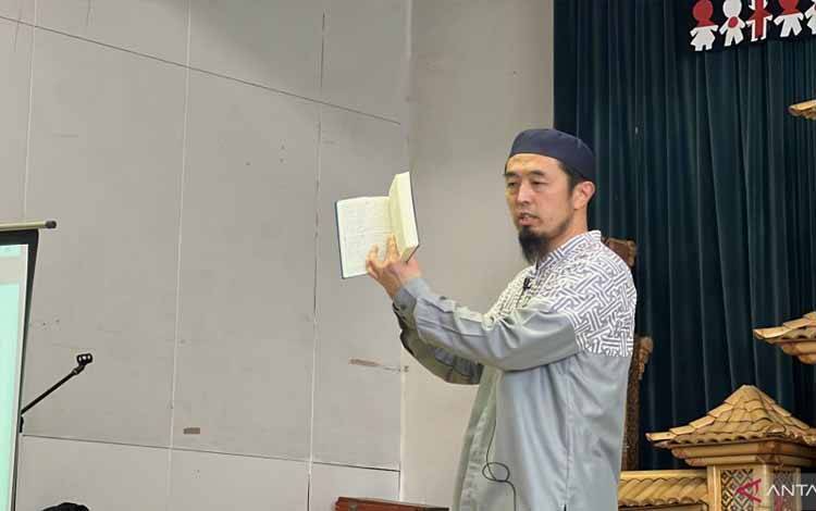 Ustaz Kyoichiro Sugimoto memaparkan tentang ilmu tauhid sambil menunjukkan terjemahan Al Quran "Easy Quran in Japanese". (ANTARA/ Juwita Trisna Rahayu)
