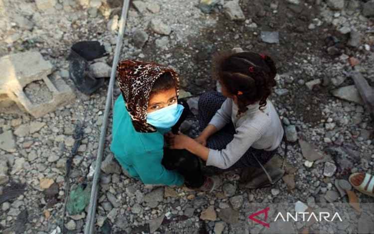 Anak-anak terlihat di antara reruntuhan setelah serangan udara Israel di kota Deir el-Balah di Jalur Gaza tengah, Selasa (2/4/2024). ANTARA/Xinhua/am